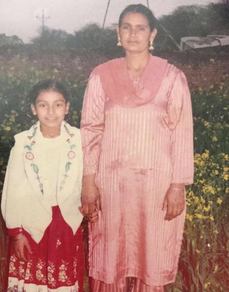 Childhood photo of Anmol with her mother