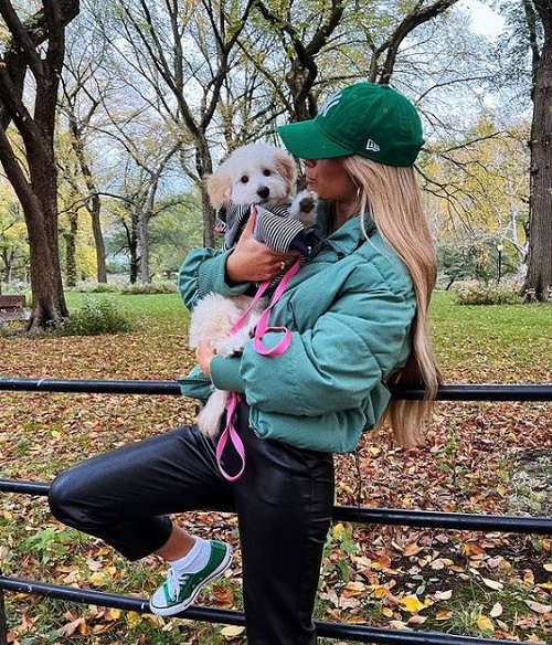 Emily Elizabeth has a pet named Lily