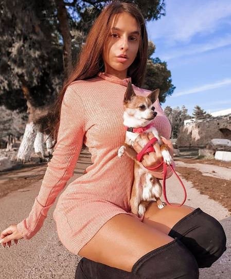 Eva Savagiou has a pet dog