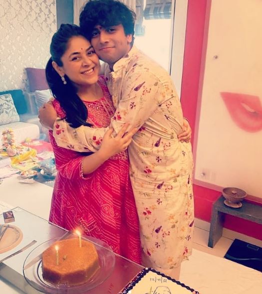 Girish's wife Pooja Malik and son Manan Malik