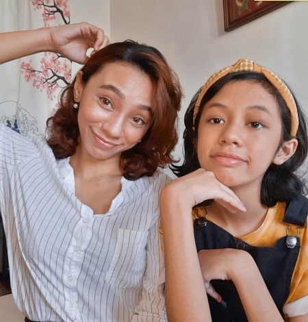 Hasna Cabral with her daughter