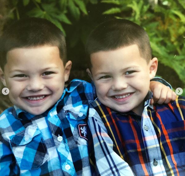 Jaden Walton old image with his twin brother