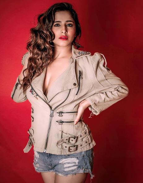 Kate Sharma height