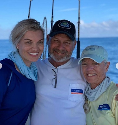 Lindsay Hubbard clicked a picture with her mother and father
