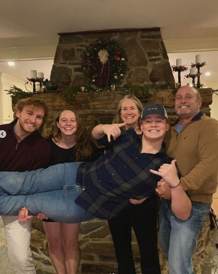 Luke Taylor with his complete family