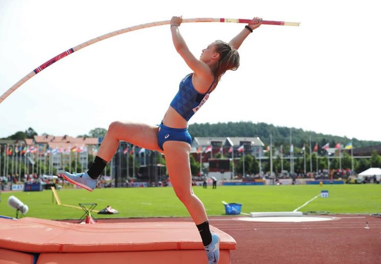 Maria Roberta is a pole vaulter