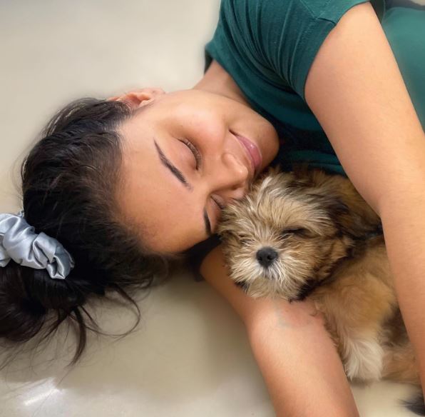 Muskan Bamne and her pet dog