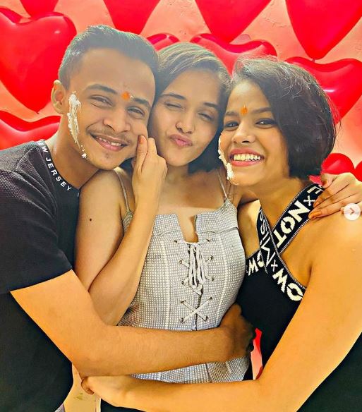 Muskan Bamne with her brother and sister