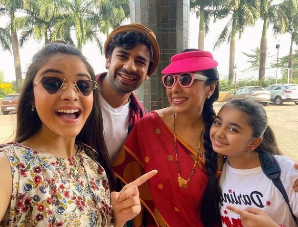 Muskan Bamne with her co-actors