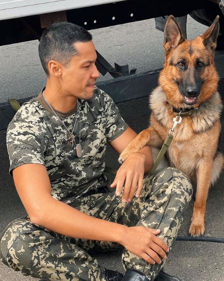 Pasha Lee has a pet dog
