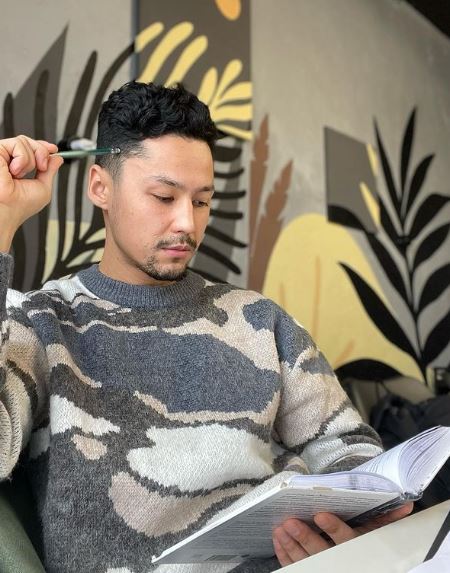 Pasha Lee loved reading books