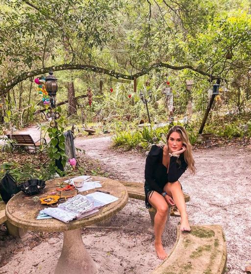 Rachel Recchia likes traveling