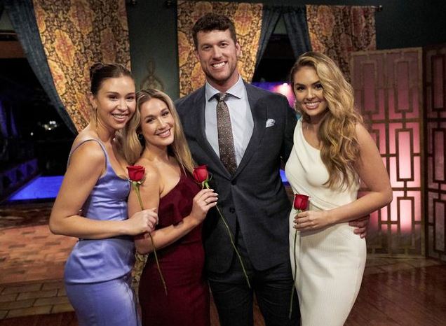 Rachel Recchia with her fellow contestants of The Bachelor