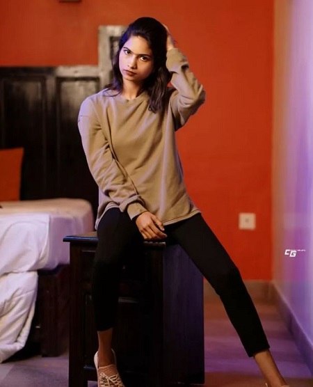 Rida Mehnu sister