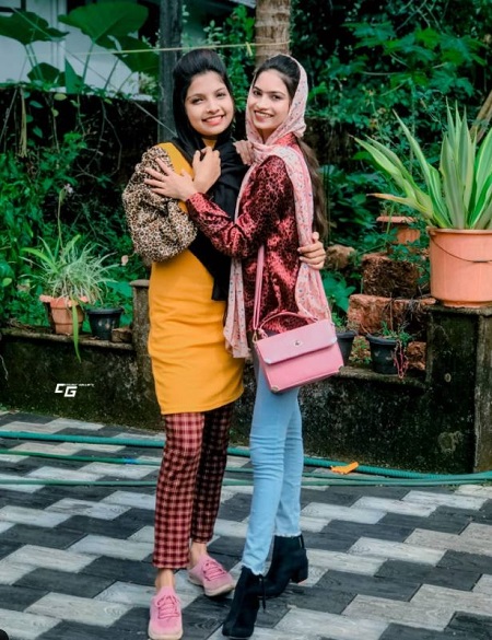 Rifa Mehnu with her sister