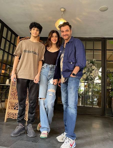 Shanaya with her father Sanjay Kapoor and brother Jahaan Kapoor