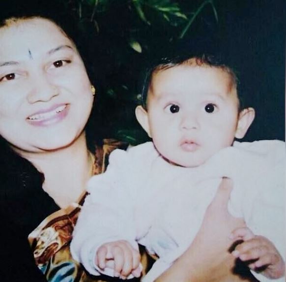 Tina Dabi old image with her mom