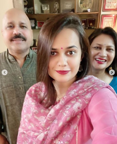 Tina Dabi with her dad and mom