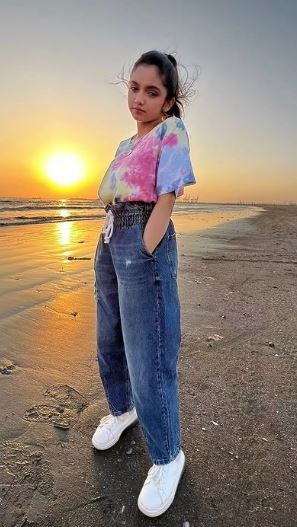 Aina Asif height