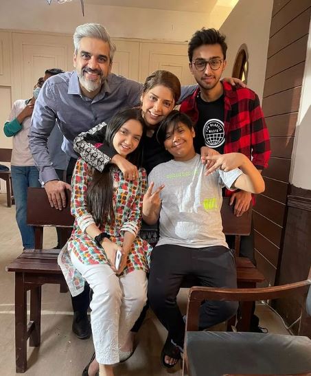 Aina Asif with the cast members of Pinjra