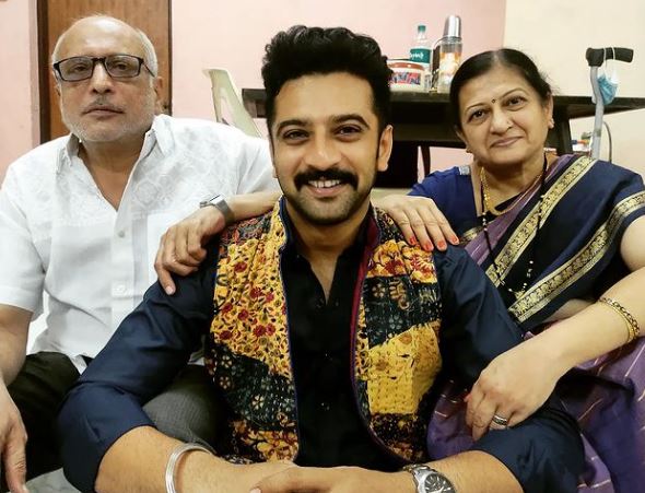 Akshar Kothari with his father and mother