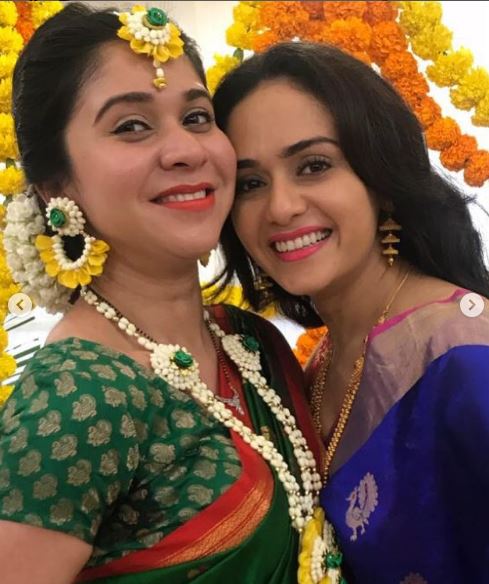 Amruta Khanvilkar and her sister