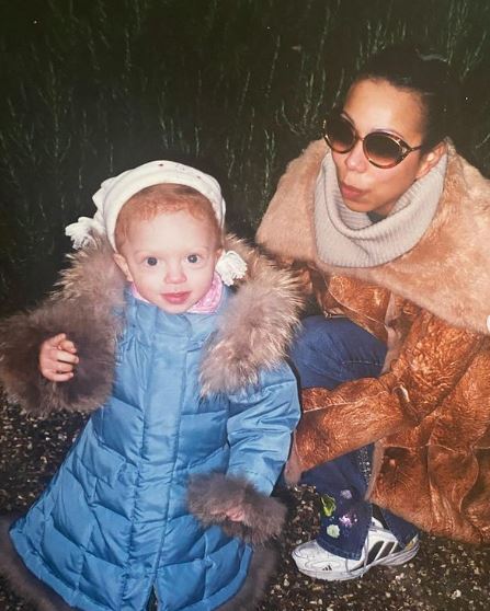 Childhood photo of Anna with her mom Angela Ermakova
