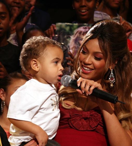 Childhood photo of Julez with his aunt Beyonce
