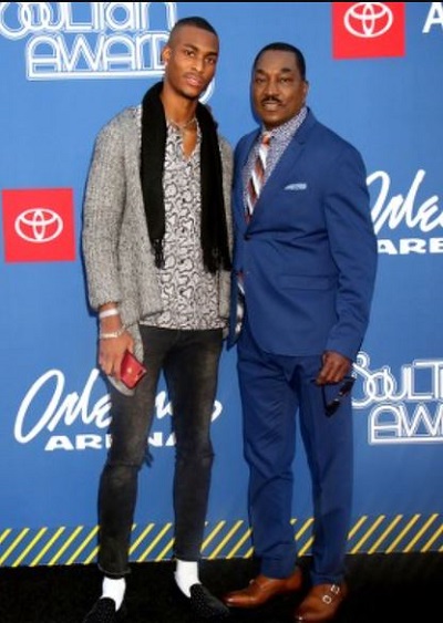 Clifton Powell Jr. height is 6 feet 5 inches