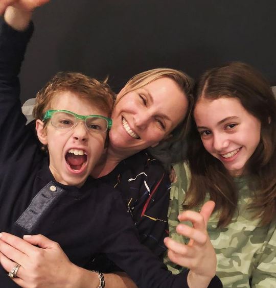 Dara Kravitz with her son and daughter
