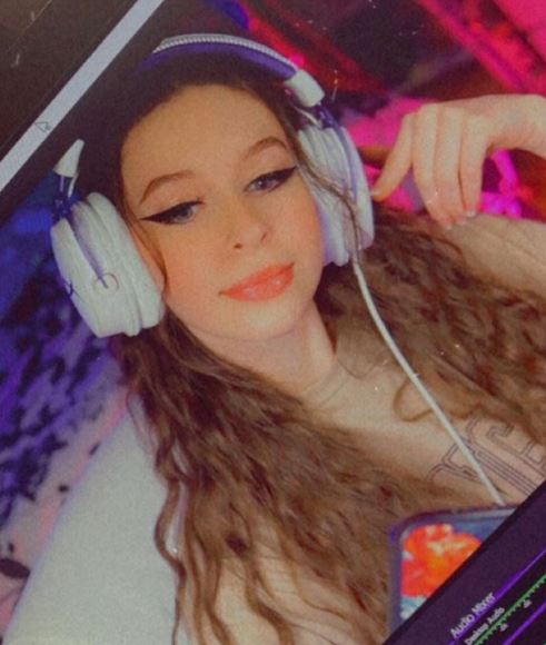 Hannahxxrose is a Youtuber