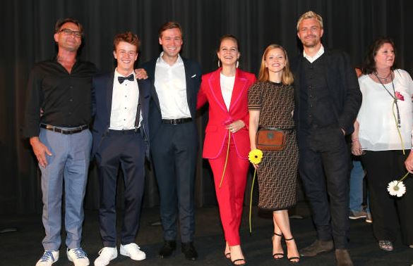 Jonas Holdenrieder with his fellow actors