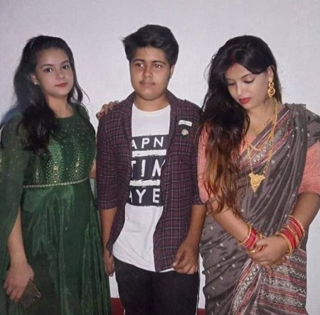 Jyoti Singh with her brother and sister