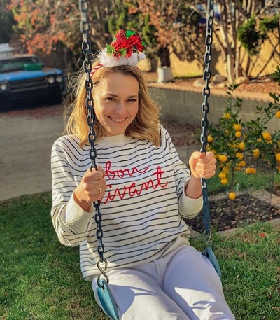 Magdalena Lamparska holds the nationality of Poland