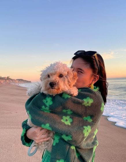 Niki Zefanya with her pet dog