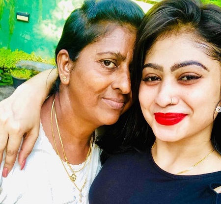 Piumi Hansamali with her mother