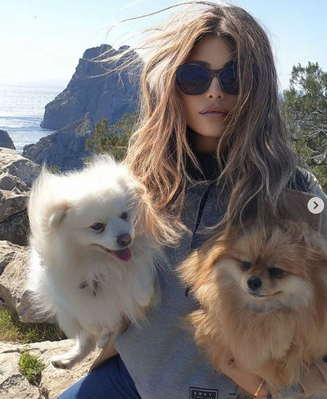 Shima Kaes has two dogs