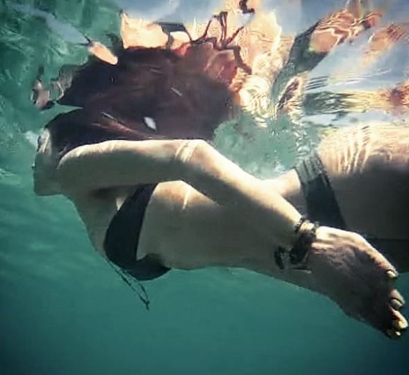 Shima Kaes likes swimming