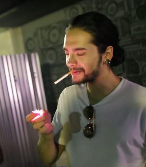 Tom Kaulitz has a habit of smoking