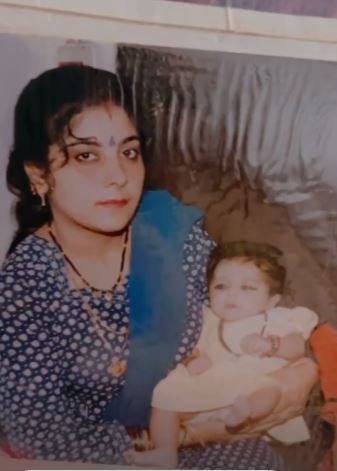 Twinkle Sharma childhood image with her mom