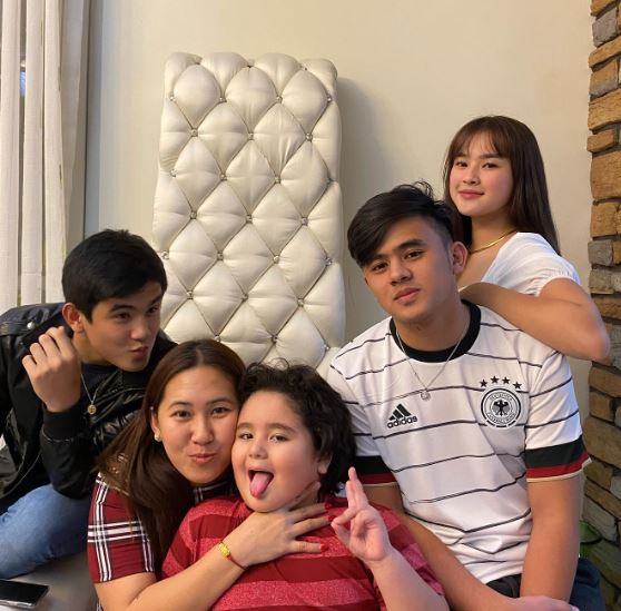 Analain Salvador and her family members