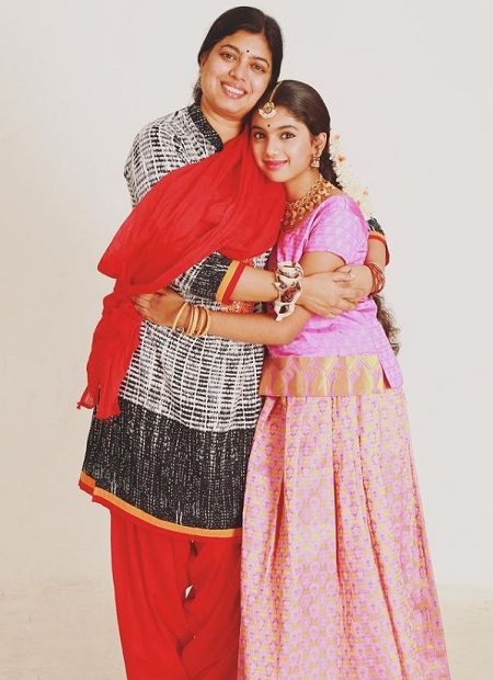Avantika Vandanapu childhood picture with her mother