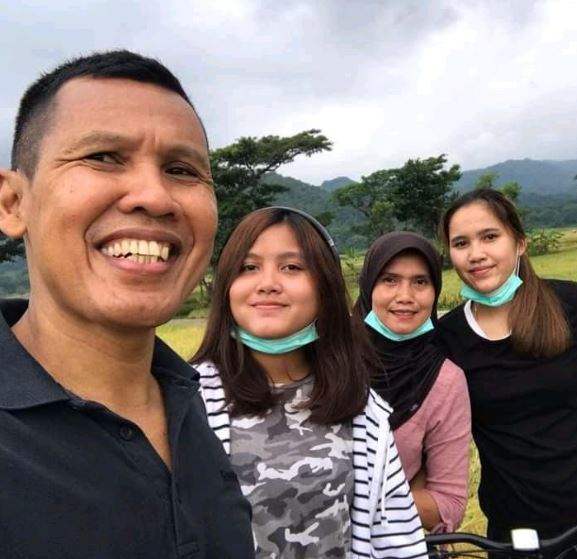 Bilqis Prasista with her mom dad and sister
