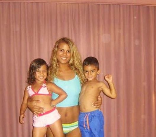 Childhood photo of Aliana with her mom and brother