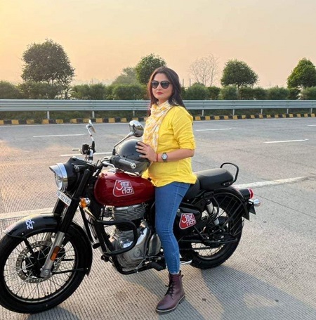 Chitra Tripathi net worth