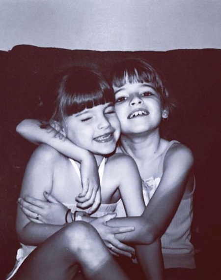 Dani Kind childhood picture with her sister