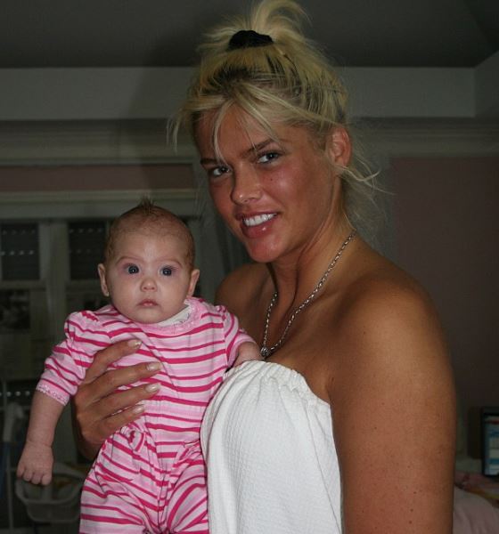 Dannielynn with her mother Anna Nicole Smith