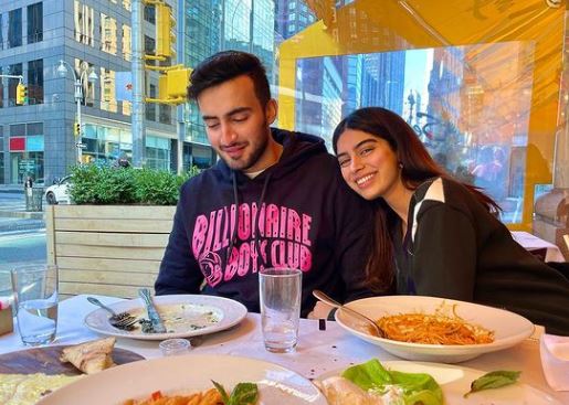 Khushi Kapoor and her friend