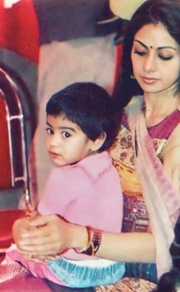 Khushi Kapoor childhood picture with her mom Sridevi