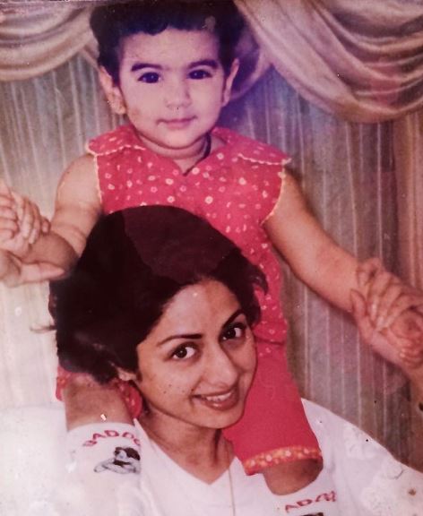Khushi Kapoor old image with her mother